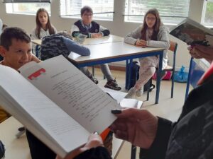 BRUXAS LEITORAS ASSALTAM AULAS!!
